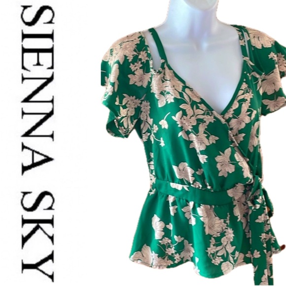 Sienna Sky Tops - Green Floral Crop Top 💚🌼